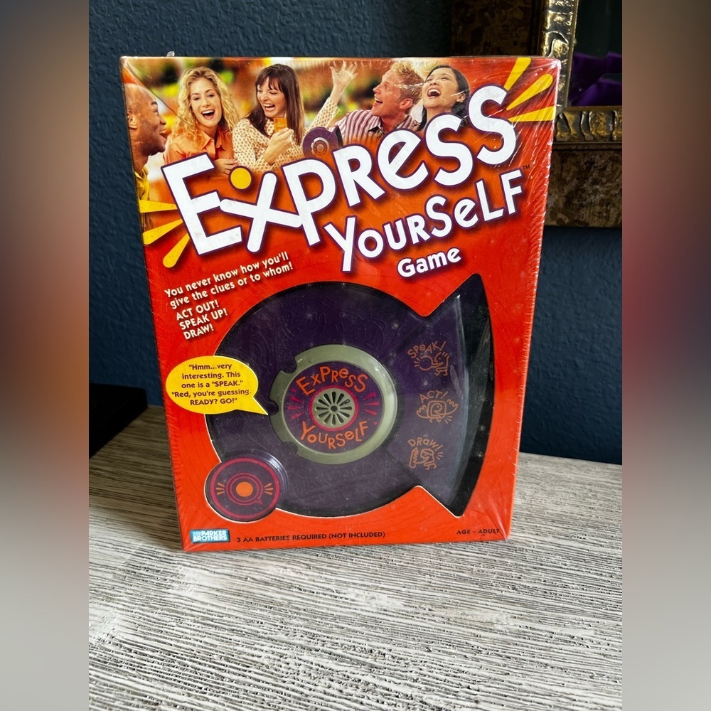 🆕 Hasbro Express Yourself Game - Red and Purple